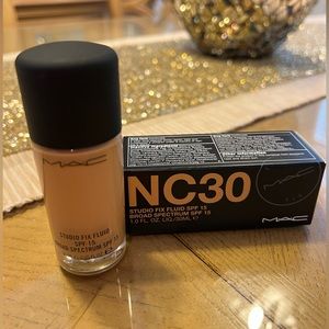 MAC. Studio Fix Fluid Spf 15 (NC 30)